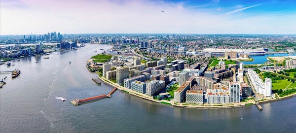 Image for London's 40-acre riverside 'new town', Royal Wharf, tops out