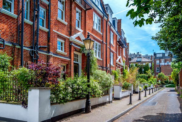 Image for Buyer demand dips in prime London, but appetite for super-prime homes grows