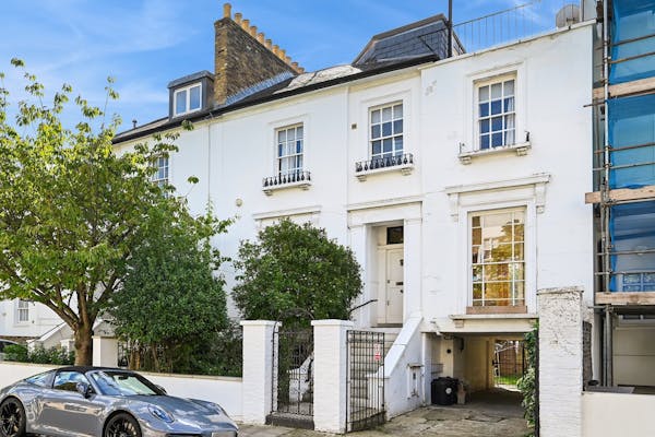Image for Buyers compete over rare unmod townhouse in Notting Hill
