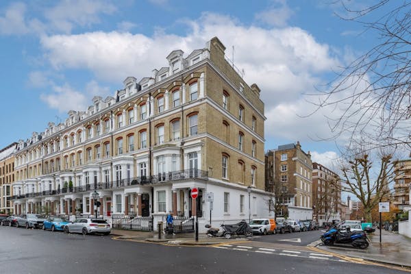 Image for Savills Auctions raises £960mn in record-breaking year